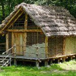 Ricostruzione di una palafitta del neolitico